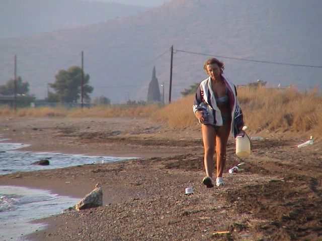 Gisela bringt Wasser von der Stranddusche beim Dorf Iria.